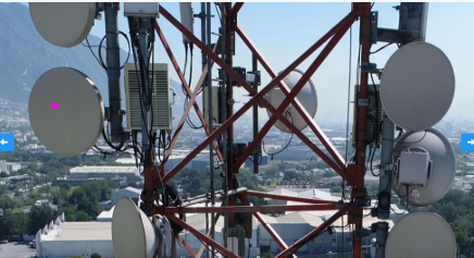 Antenas revisadas en inspección de torres con drones