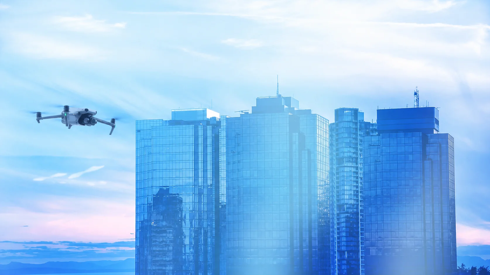 Dron sobrevolando edificios para mapeo y análisis aéreo